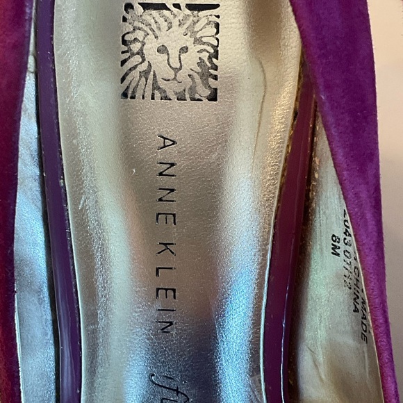 ANNE KLEIN FUSHIA SUEDE PUMP - Picture 6 of 14